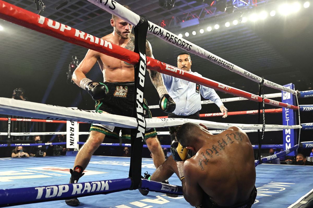 Eleider Alvarez knocked out by Joe Smith Jr (Mikey Williams/Top Rank)