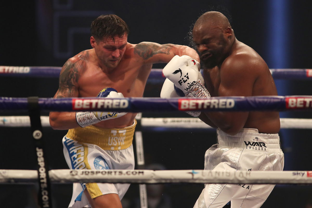 Oleksandr Usyk vs Dereck Chisora action (Mark Robinson/Matchroom)