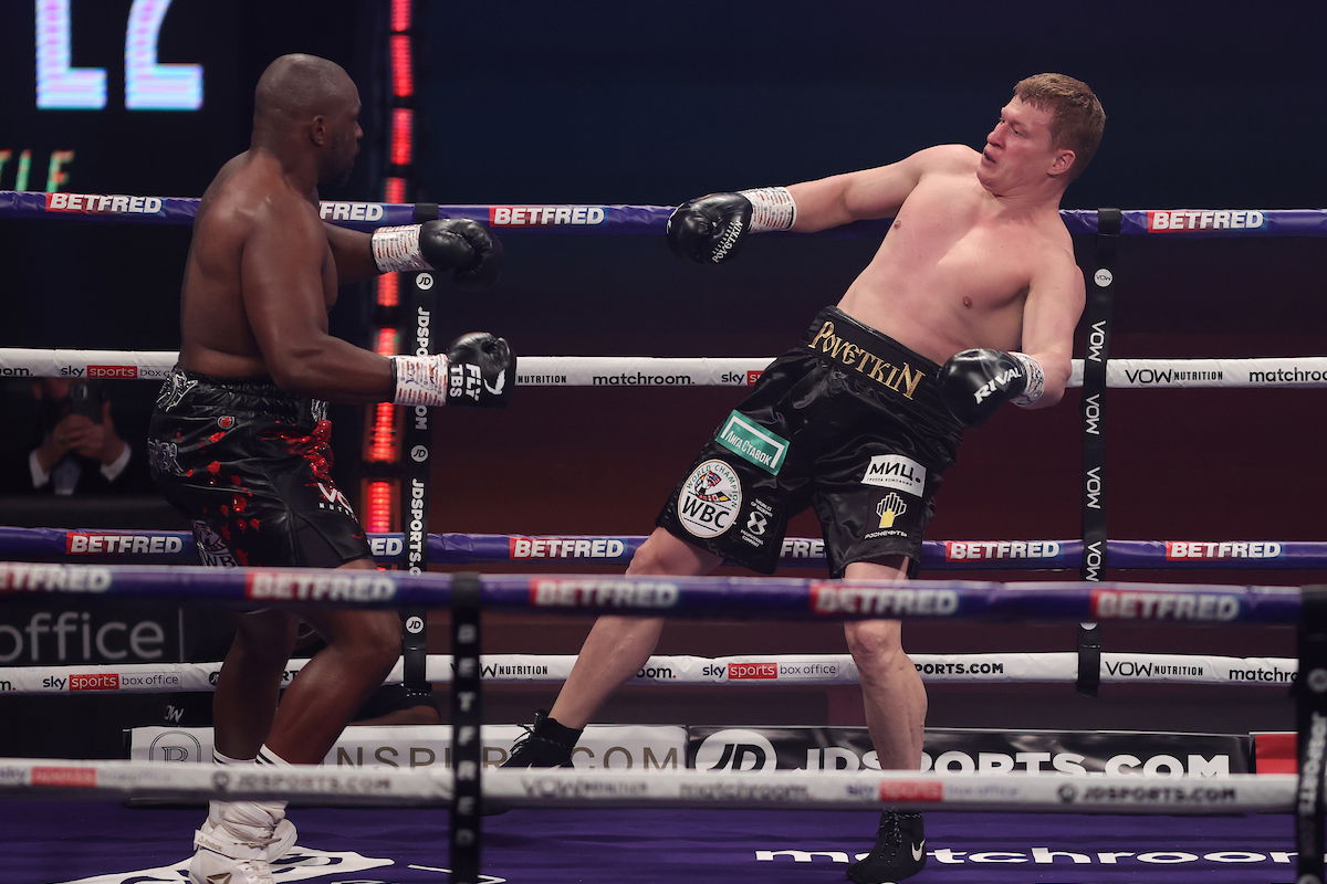 Alexander Povetkin vs Dillian Whyte 2 action (Mark Robinson/Matchroom)